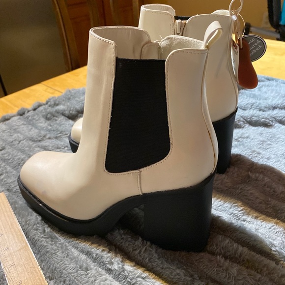 MIA Off-White Ankle Booties - Picture 5 of 9